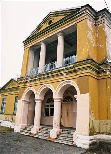 Mosty Prawe. Dwór Oznobiszynych