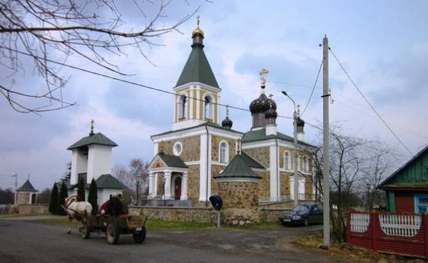  - Orthodox church of the Protection of the Holy Virgin. View from the road