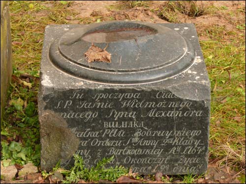  - Zespół pałacowo-parkowy Bułhaków. Nagrobek-urna Ignacego Bułhaka, syna Aleksandra, urodzonego w 1764 r