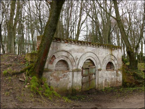  - Zespół pałacowo-parkowy Bułhaków. Budowla w parku