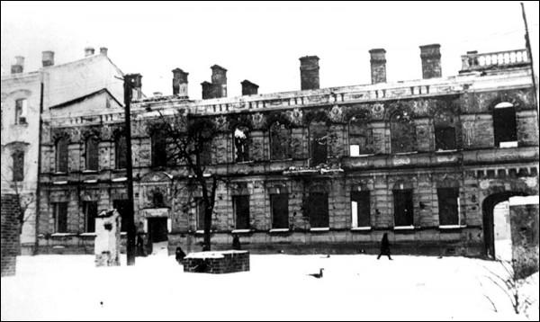  - Город на фотографиях времен 2-ой мировой войны . Зьнішчаны пажарам будынак магілёўскага гістарычнага музея. 1944 г.