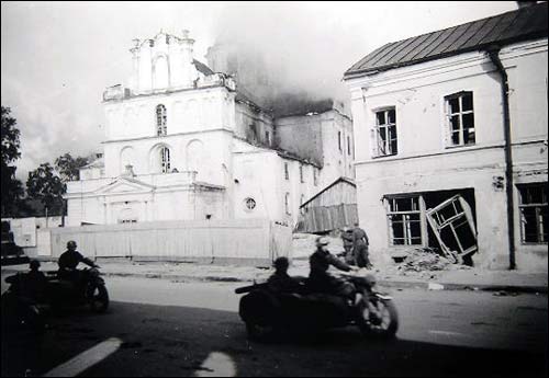  - Город на фотографиях времен 2-ой мировой войны . 