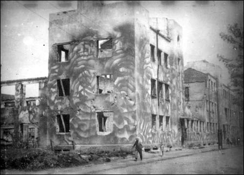  - Город на фотографиях времен 2-ой мировой войны . 