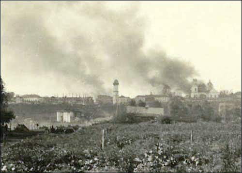  - Miasto na fotografiach z czasów II wojny światowej . Mohylew płonie