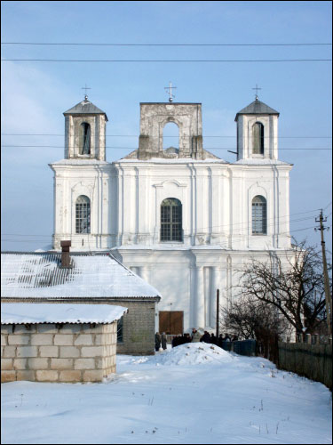 Stołowicze |  Cerkiew Zaśnięcia NMP. Fasada główna (niestety, przysłonięta szopami)