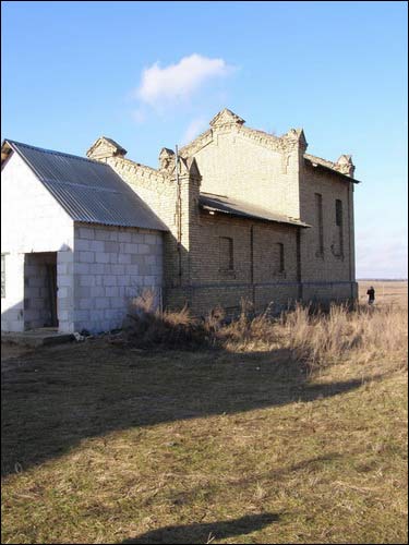 Stara Mysz |  Gorzelnia . Magazyn odbiorczy spirytusu. W 2007 r dobudowano do niego pomieszczenie z bloków silikatowych, szpecące zabytek architektury przemysłowej z początku XX w