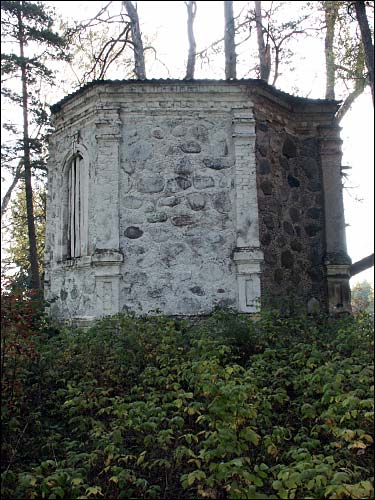  - The tomb . View from the west