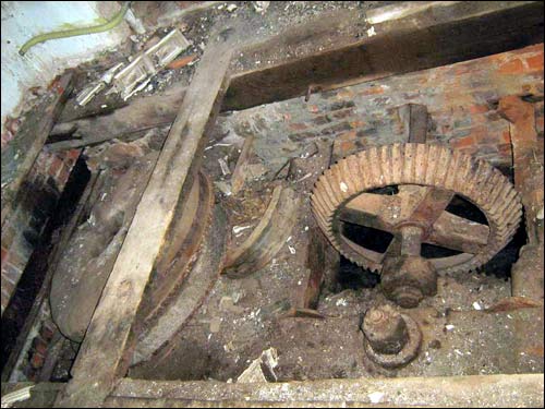  - Młyn wodny . Stare żarna i mechanizm