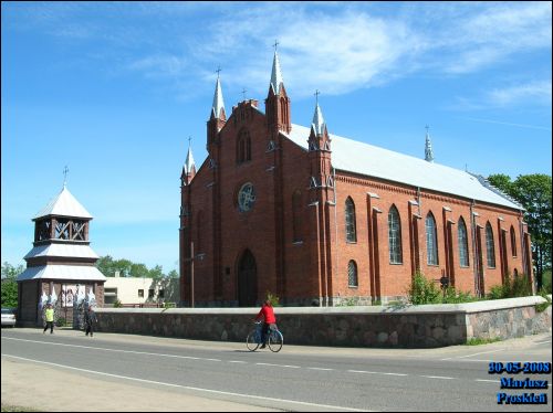 Выгляд ад дарогі Нарач (Кабыльнік). Касцёл Святога Андрэя Апостала