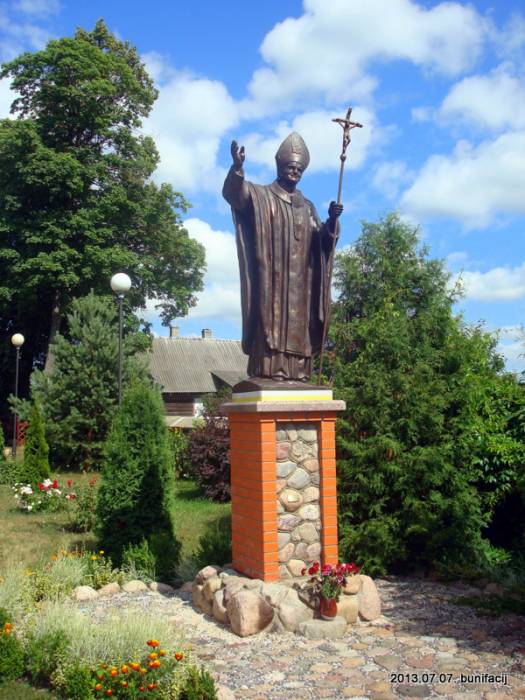Помнік Яну Паўлу ІІ каля касцёла Нарач (Кабыльнік). Касцёл Святога Андрэя Апостала