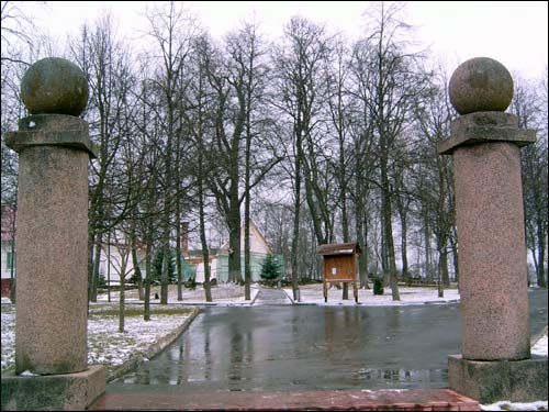  - Zespół dworsko-parkowy . Kolumny bramy przeniesione z sąsiedniego majątku, Olszowa