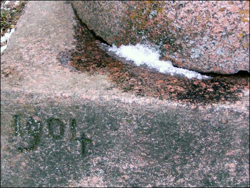  - Zespół dworsko-parkowy . Fragment kolumny bramy z Olszowa z datą 1904 r