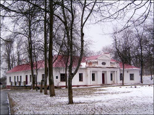  - Zespół dworsko-parkowy . Dwór, fasada główna i boczna