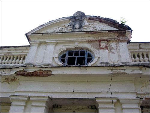  - Zespół dworsko-parkowy . Fasada główna, fronton