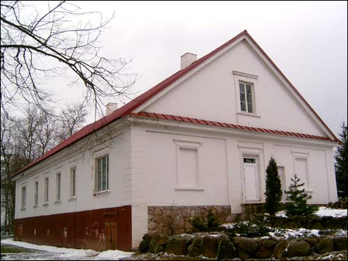  - Zespół dworsko-parkowy . Oficyna południowa po odnowieniu