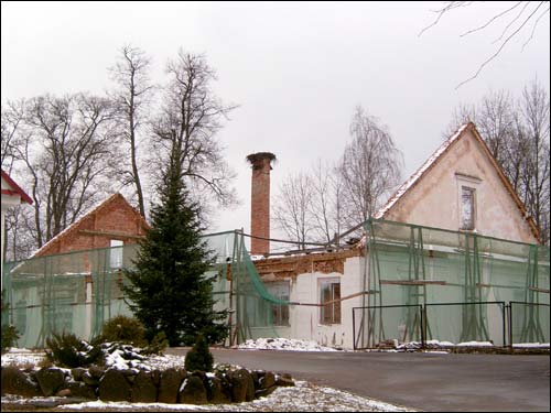  - Zespół dworsko-parkowy . Oficyna północna w czasie odnawiania