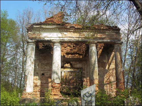  - The tomb of Wolski. Portico