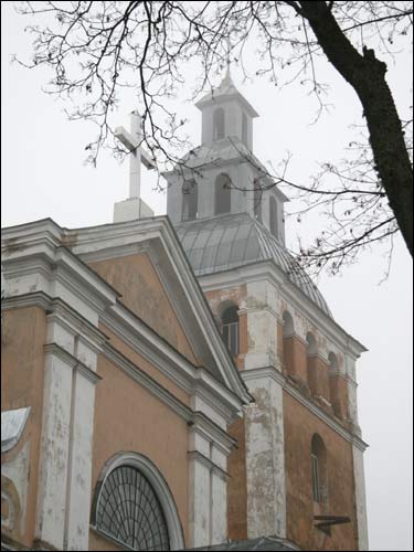  - Kościół Św. Mikołaja. Fragment części ołtarzowej i szczyt wieży