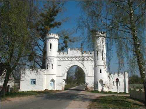  - Zespół dworsko-parkowy Pusłowskich. Brama, widok z południa, 04 2009