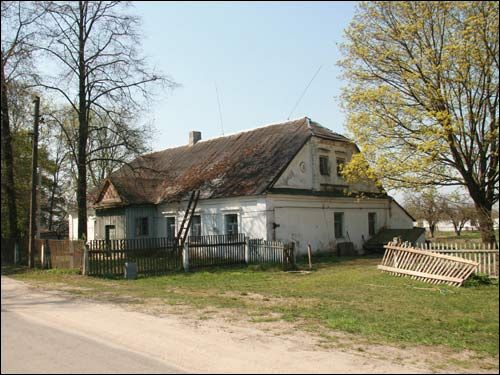  - Zespół dworsko-parkowy Pusłowskich. Dom mieszkalny na terenie dworskim, 04 2009