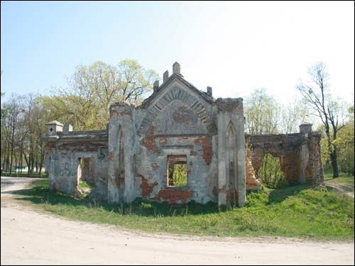 - Zespół dworsko-parkowy Pusłowskich. Brama zachodnia, 04 2009
