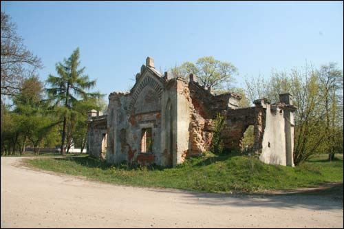  - Zespół dworsko-parkowy Pusłowskich. Brama zachodnia na teren posiadłości, 04 2009