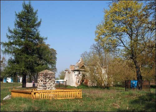  - Zespół dworsko-parkowy Pusłowskich. Fragment parku z bramą zachodnią, 04 2009