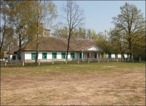  - Zespół dworsko-parkowy Pusłowskich. Dwór przebudowany ze stajni w drugiej połowie XIX w. Fot. 04 2009