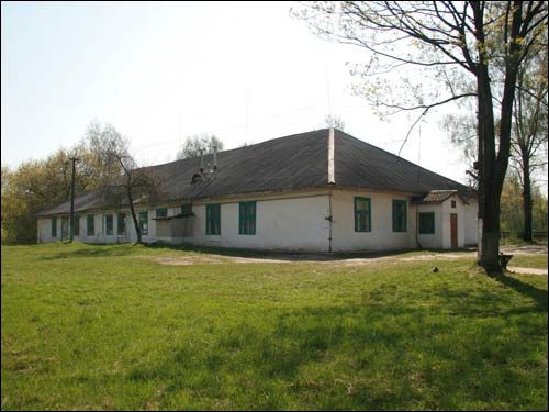  - Zespół dworsko-parkowy Pusłowskich. Widok dworu z północy, 04 2009