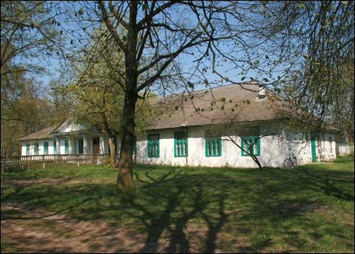  - Zespół dworsko-parkowy Pusłowskich. Dwór z południowego wschodu, 04 2009