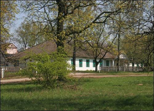  - Zespół dworsko-parkowy Pusłowskich. Dwór, widok z zachodu, 04 2009