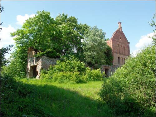 Szemetowo. Dwór gospodarczy Skirmunttów