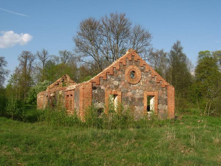 Szemetowo. Dwór gospodarczy Skirmunttów