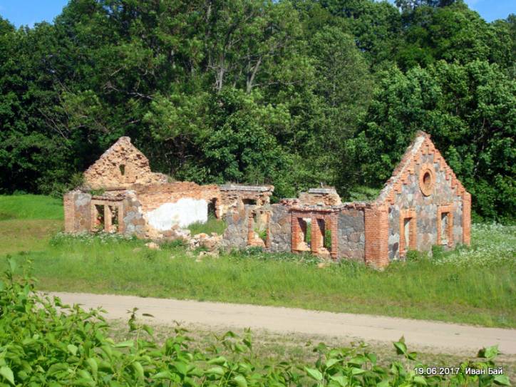  - Dwór gospodarczy Skirmunttów. 