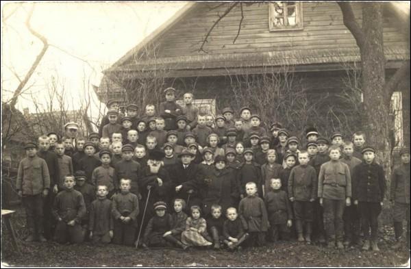  -  Residents of Kleck in old photographs. Primary School in Kleck - 1930th