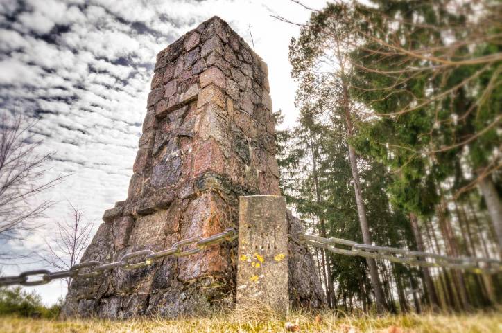  - Cmentarz wojenny z I wojny światowej . 