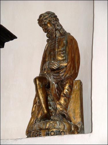  - Kościół Wniebowzięcia NMP Ołtarz w kaplicy Św. Barbary. Ołtarz z czarnego drewna z 20 złoconymi drewnianymi rzeźbami