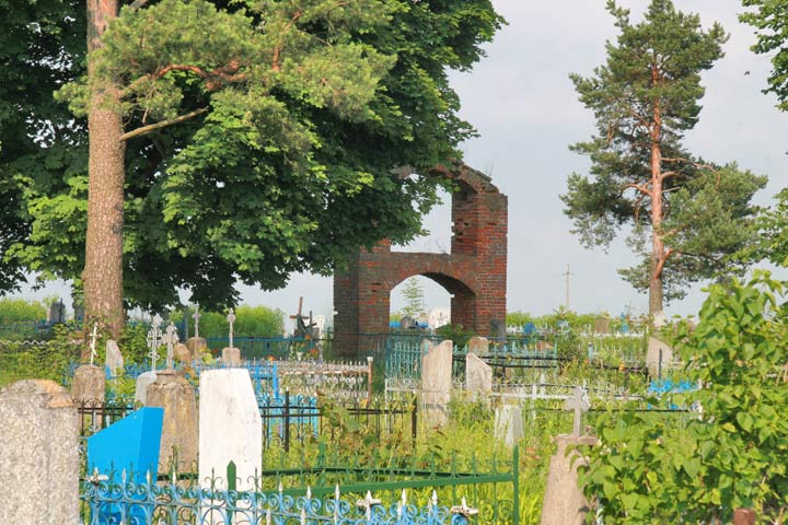 Opieczki.  Brama cerkiewna