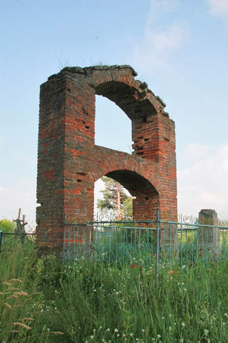 Опечки.  Брама церковная