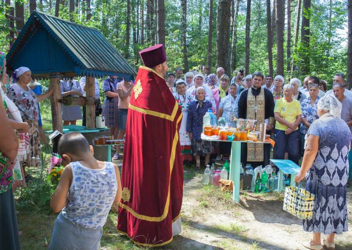  - В деревне . Освещение воды и мёда на Маковея (Медовый спас) у Святого колодца в 2018г.