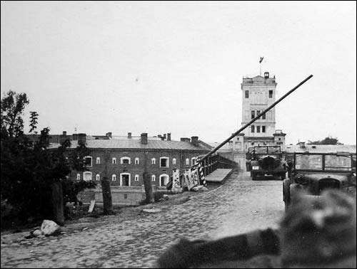  - Town photos from WWII period . Terespal's gate of the citadel. 16-19.09.1939