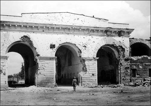  - Town photos from WWII period . Brest fortress. 'Three arch' gate. 1941-43 (1939?)