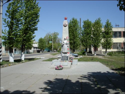Помнік Воіну-вызваліцелю на цэнтральным пляцы Дамачава. Краявіды