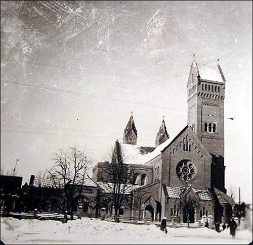  - Горад на фотаздымках часоў 2-ой сусветнай вайны . Чырвоны касьцёл. Здымак нямецкага жаўнера 41-44 гг.