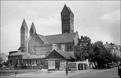  - Горад на фотаздымках часоў 2-ой сусветнай вайны . Чырвоны касьцёл. Здымак нямецкага жаўнера 41-44 гг.