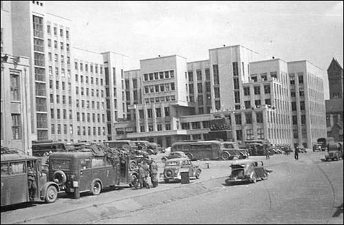  - Горад на фотаздымках часоў 2-ой сусветнай вайны . Дом Ураду. Здымак 1941 г.