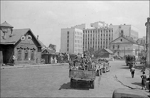  - Горад на фотаздымках часоў 2-ой сусветнай вайны . Вуліца ля дому рада. Здымак 07.1941