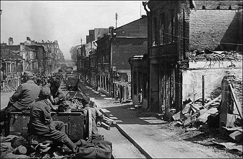  - Горад на фотаздымках часоў 2-ой сусветнай вайны . Паўзруйнаваная вуліца ў Менску. Здымак 1941 г.