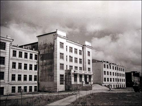  - Горад на фотаздымках часоў 2-ой сусветнай вайны . Універсітэт. Адзін з карпусоў. Здымак 41-44 гг.