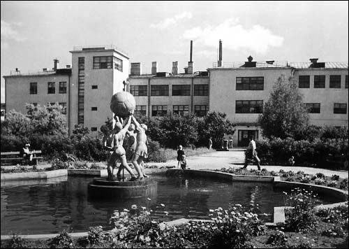  - Горад на фотаздымках часоў 2-ой сусветнай вайны . Універсітэцкі дворык. Здымак 41-44 гг.